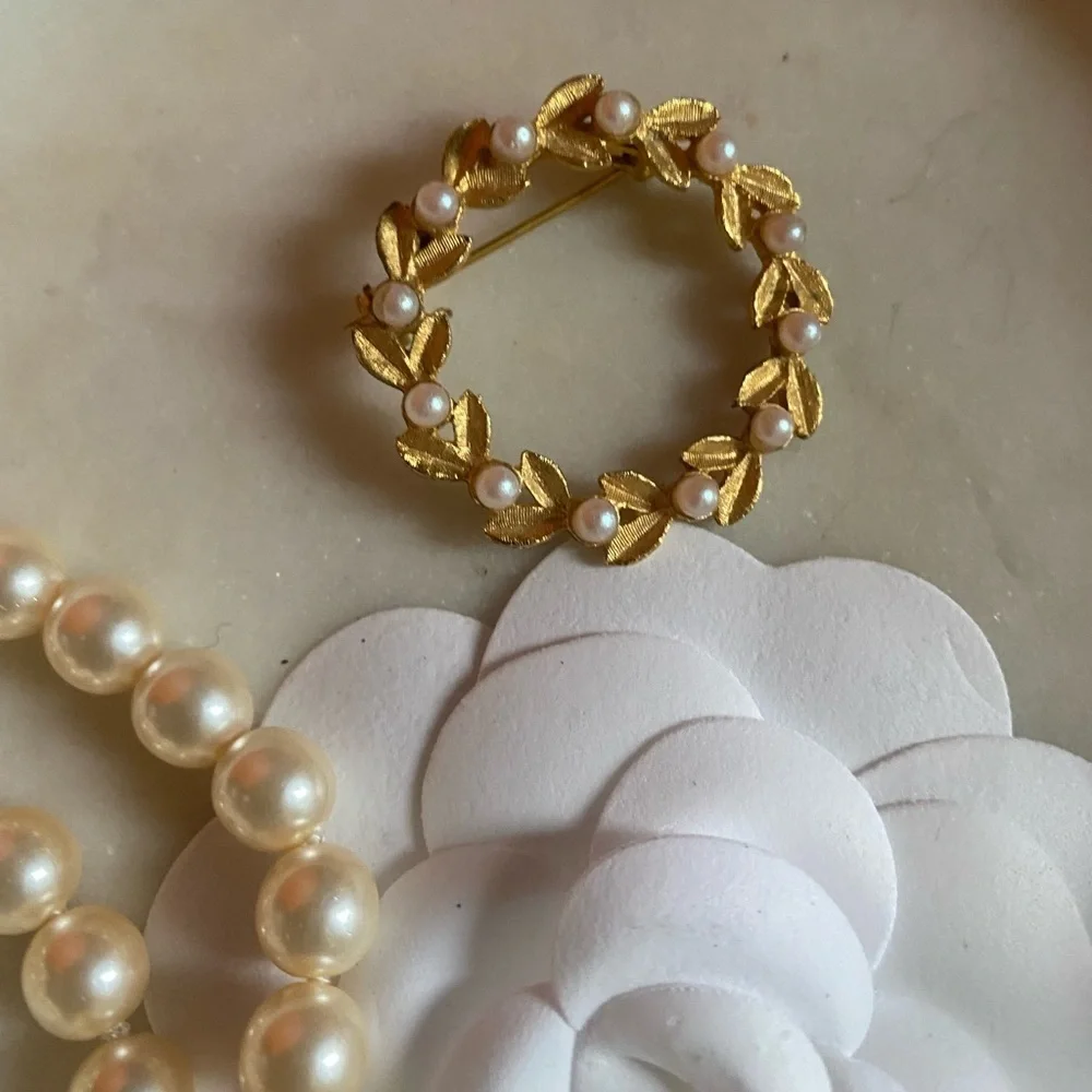 Vintage seed Pearl gold tone pin brooch